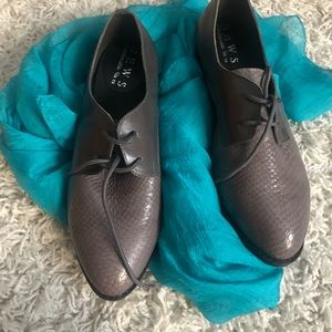 Feeling like Retro? These soft and comfy shoes will endow you sophistication